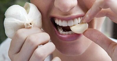 Eat garlic for the treatment of parasites